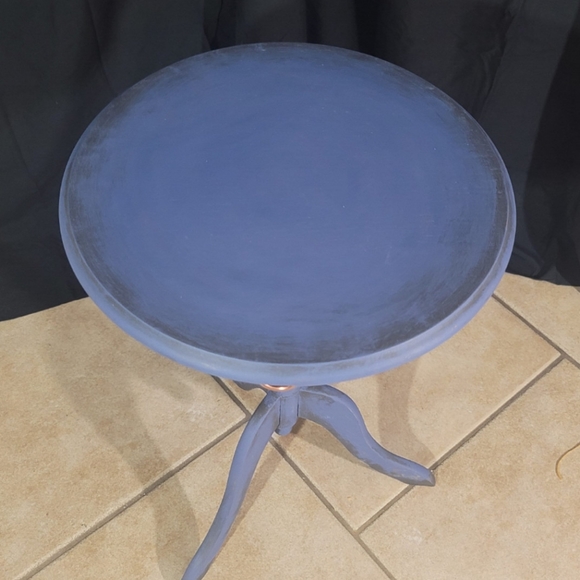 Blue Side Table with Grunge Finish - Picture 4 of 6